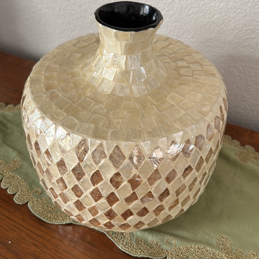 Gold/cream colored shell mosaic vase - Picture 3 of 8